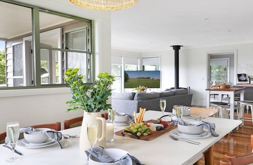 Robertson House | Tree-Scape Retreat – a serene oasis featuring breathtaking views, pet friendly accommodation