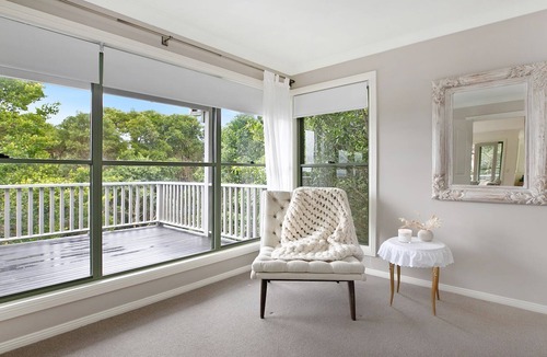 Robertson House | Tree-Scape Retreat – a serene oasis featuring breathtaking views, pet friendly accommodation