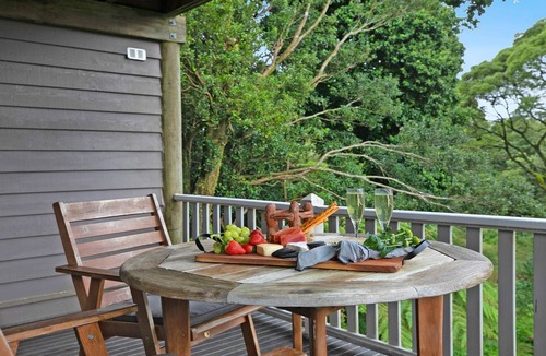 Robertson House | Tree-Scape Retreat – a serene oasis featuring breathtaking views, pet friendly accommodation
