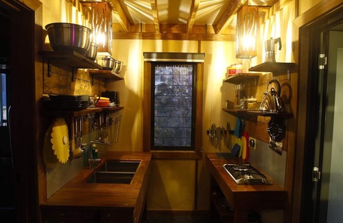 Austinville House | Treehouse #3, Tri-Level, Large BBQ. Amazing views
