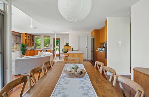 Macmasters Beach House | "Treetop Retreat" – Ocean Views & minutes to Beach