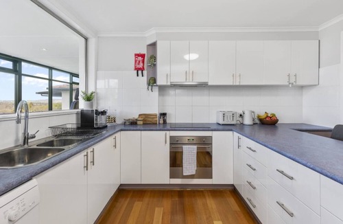 Kooringal House | Treetop Retreat - Spectacular Views, Sleeps 10