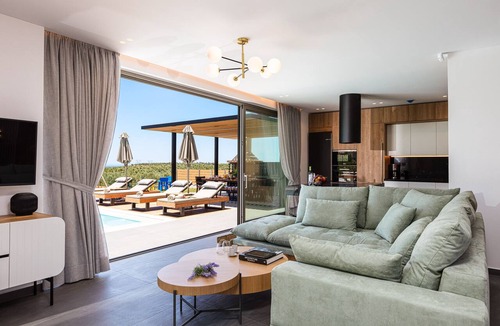 Asteri Villa | TreeTop Villa I, Private Pool, BBQ & Playground, close to Beach & Shops