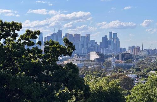 Toorak Apartment | Treetops in Toorak 2br midcentury entire apartment