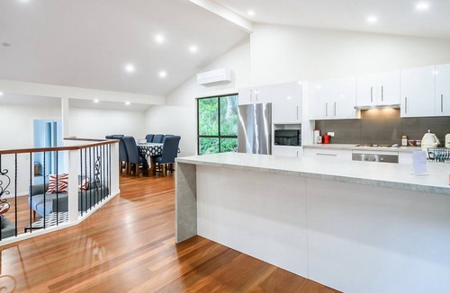 Hardys Bay House | Treetops on the Bay by HolidayCo.