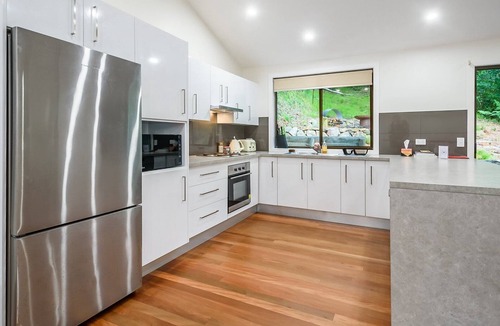 Hardys Bay House | Treetops on the Bay by HolidayCo.