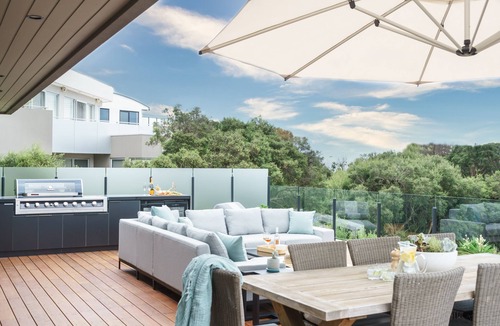 Mornington Peninsula House | Trelawney Beach House, Directly opposite the beach, heated pool and spa