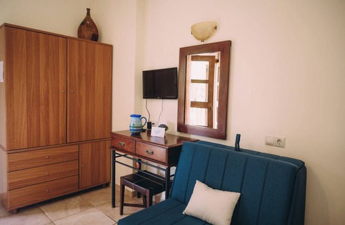 Kardamas Apartment | Trikalioti's Lush Estate Apt Epaminontas