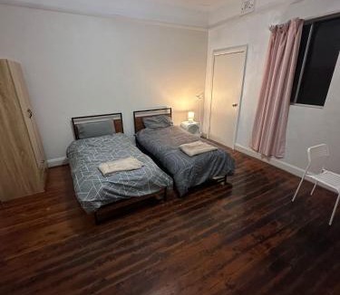 Earlwood House | Triple Room in Great Earlwood Location Perfect for Travellers - EW4