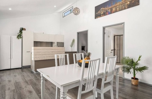 Shailer Park Apartment | Tropical 2 bedroom home with Pool and Sauna