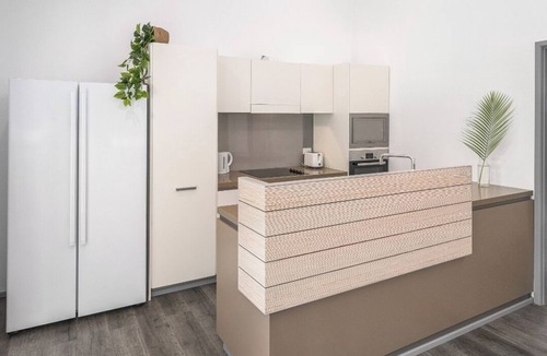 Shailer Park Apartment | Tropical 2 bedroom home with Pool and Sauna