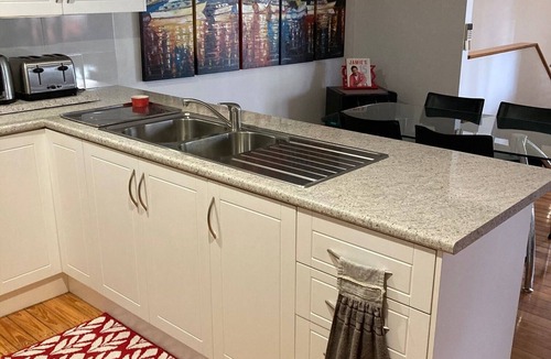 Annerley House | Tropical Oasis in Inner Brisbane. 5 min drive to Brisbane City.