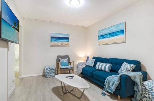 Palm Cove Apartment | Tropical Unit with Private Fenced Garden Close to The Beach 5