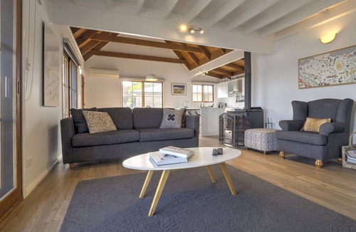 East Jindabyne House | Tulong LakEscape with uninterrupted views of Lake Jindabyne from the balcony
