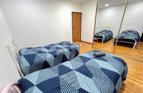 Lurnea House | Twin Room in Spacious House - L5