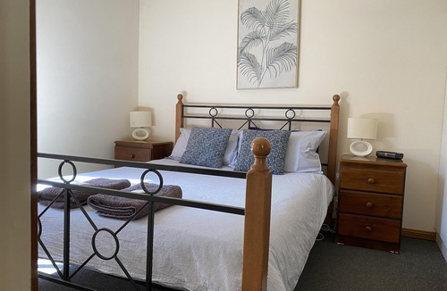 Woolundunga House | Two-Bedroom Bungalow - Self Contained, Two Bedroom Bungalow with 1 Queen, 1 Double/Single Bunk Bed & 1 Single, Private Backyard