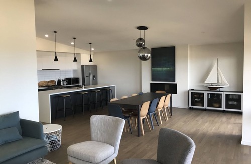 Carrickalinga House | Two storey modern beach house with stunning views