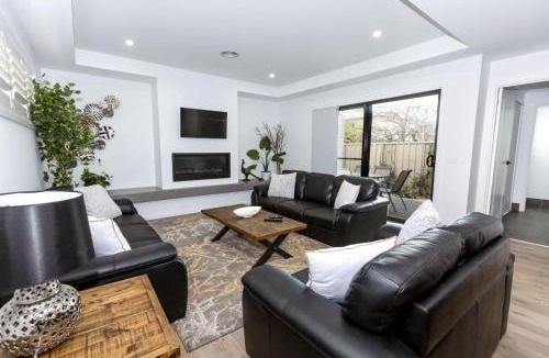 Wagga Wagga Apartment | TWO TEN Sleeps 10! Luxury CBD Accommodation