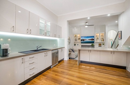 North Melbourne House | Unique 2- Storey Victorian Terrace near Errol St