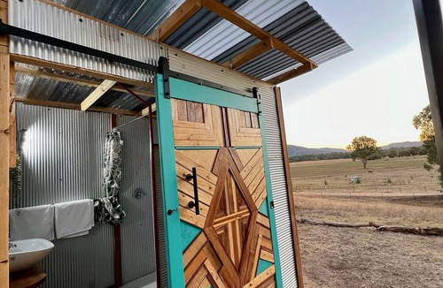 Bonegilla House | Unique Hideaway with Peaceful Private views in central heart of north east Vic