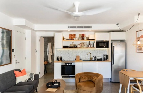 Bilgola Beach Apartment | Uniquely Decorated Hillside Room Overlooking Bilgola Beach