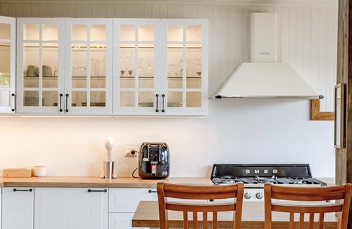 Pambula House | Uniquely Pambula- an inviting cottage with warmth & rustic charm *Pet-friendly
