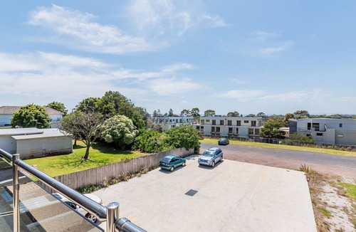 Cowes Apartment | Unit 3-83 Thompson Ave, in the heart of Cowes, includes linen.