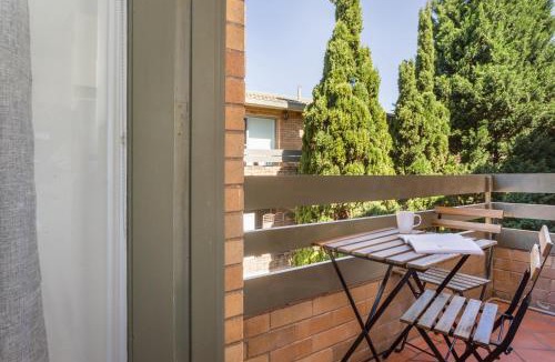Neutral Bay Apartment | Unit With Balcony Backyard and Parking Near Shops