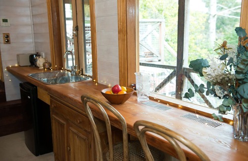 Crafers Apartment | Unwind Holidays Camellia Cottage: Hideaway in the Picturesque Adelaide Hills.