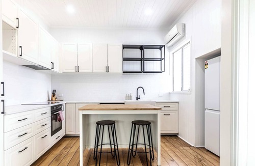 Booval House | Urban Getaway Colonial 6 beds 2 bath, aircon, pet, family