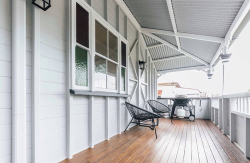 Booval House | Urban Getaway Colonial 6 beds 2 bath, aircon, pet, family