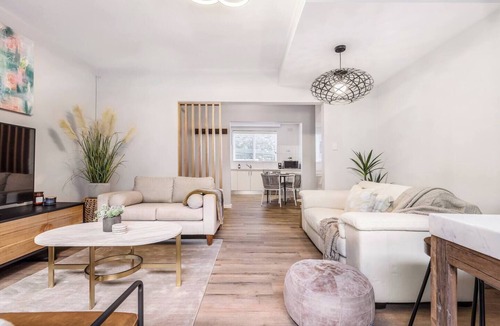 Glen Iris Apartment | Urban Green Stylish Courtyard Haven off Malvern Rd