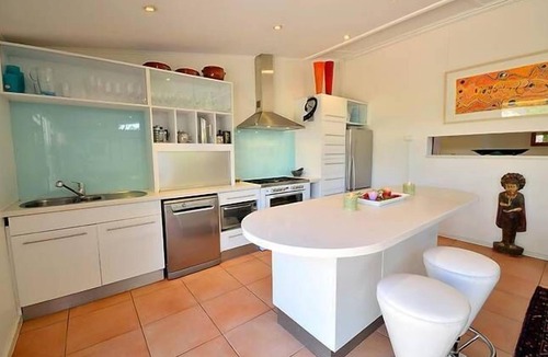 Braitling Apartment | Vatu Sanctuary - The Pond (art gallery style apartment with private entrance)