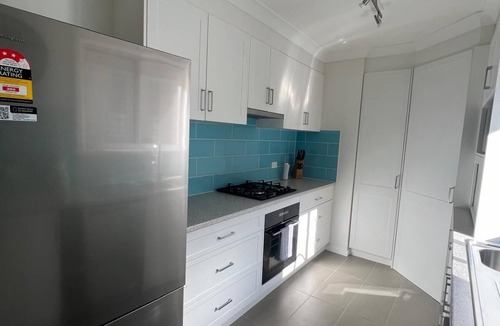 West Pennant Hills House | Verandah @ West Pennant Hills with Kingsize Bed and off street parking