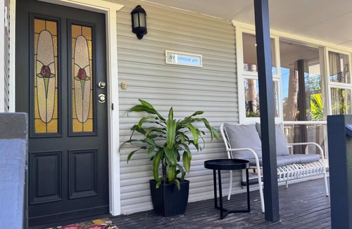 West Pennant Hills House | Verandah @ West Pennant Hills with Kingsize Bed and off street parking