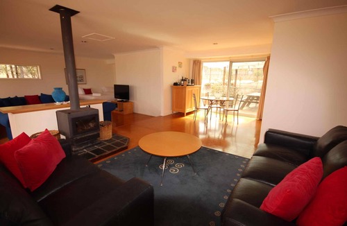 Pokolbin House | Verona Vineyard Cottage - Walk to the vineyards - 4 bedroom house in heart of Pokolbin!