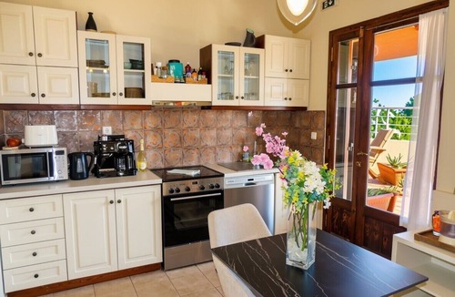 Apokoronas House | Very private and spacious 4 Bedroom Villa with infinity pool and sea views.