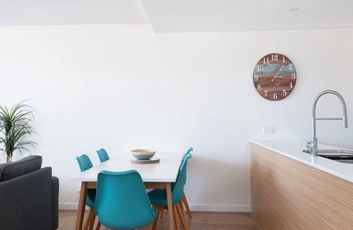 Shoal Bay Apartment | Vibrant and modern Shoal apartment