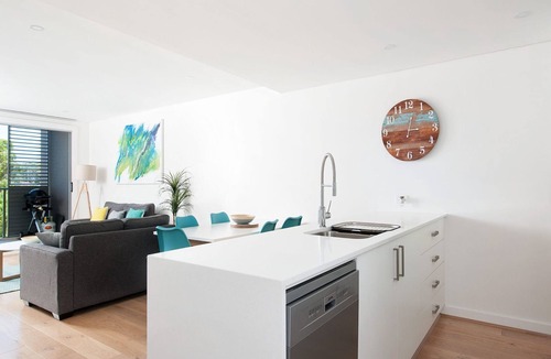 Shoal Bay Apartment | Vibrant and modern Shoal apartment