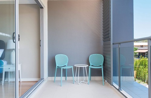 Shoal Bay Apartment | Vibrant and modern Shoal apartment