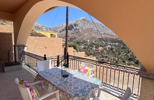 Kamari House | Viggles Villa