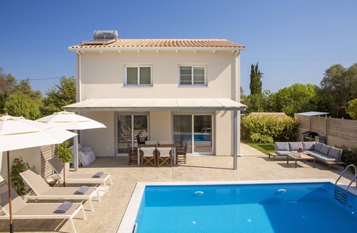 Apolpaina Villa | Vilana Villa ideal for small groups/families 2km from Lefkada city