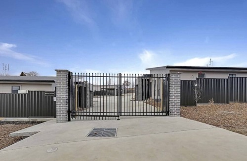 Bowenfels House | VILLA 3, Brand new SLEEPS 5, great location, CLEAN and security complex