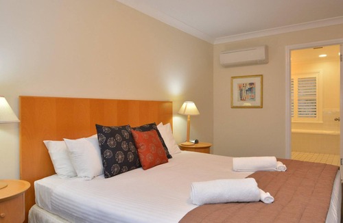 Pokolbin Villa | Villa 3br De Saran Villa located within Cypress Lakes Resort