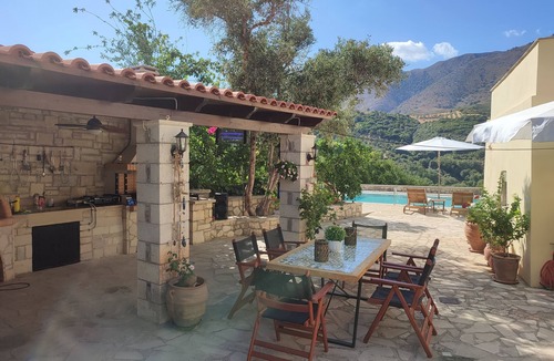 Kournas Villa | Villa Andreas with private swimming pool and spacious courtyard!