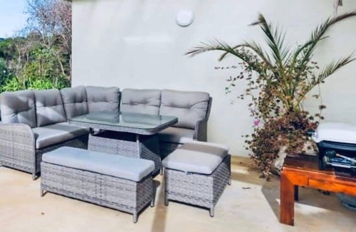 Torquay House | Villa Avisa: 3 minute walk to White's Beach