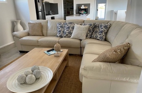 Emu Bay Villa | Villa By the Sea-4 Bedrooms -Sea View Rural View 2 minutes walk to EmuBay beach