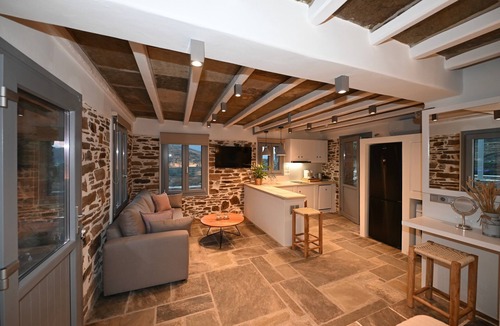 Exomvourgo Villa | Villa 'Celini House 2' with Mountain View, Wi-Fi and Air Conditioning