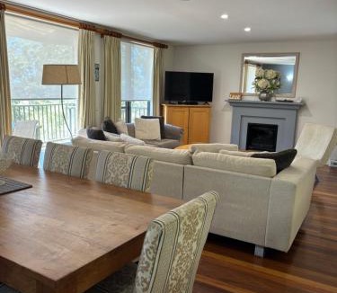 Pokolbin Apartment | VILLA DION - 3 Bedrooms situated in Cypress Lakes Resort