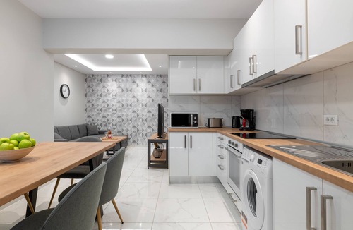 Kremasti Apartment | Villa Divina PoolFront Suites